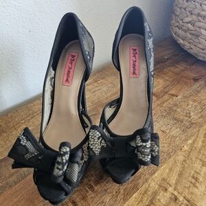 Betsey Johnson Black Lace Bow Heels